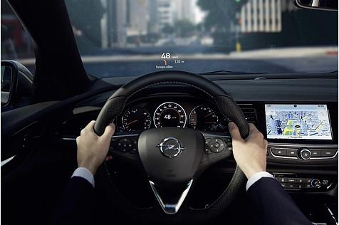 Auch ein Head-Up-Display ist beim Opel Insignia Grand Sport erhältlich