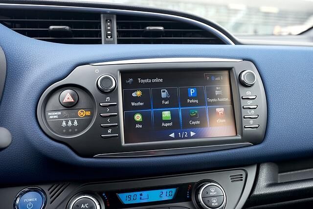 Wer möchte, kann im Toyota Yaris auch einige onlinebasierte Dienste nutzen