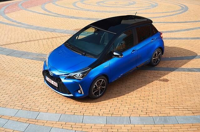 Der Yaris Hybrid ist ein Fahrzeug für entspannte Fahrer. Das Wechselspiel der zwei Motoren ist am wirksamsten im städtischen Umfeld