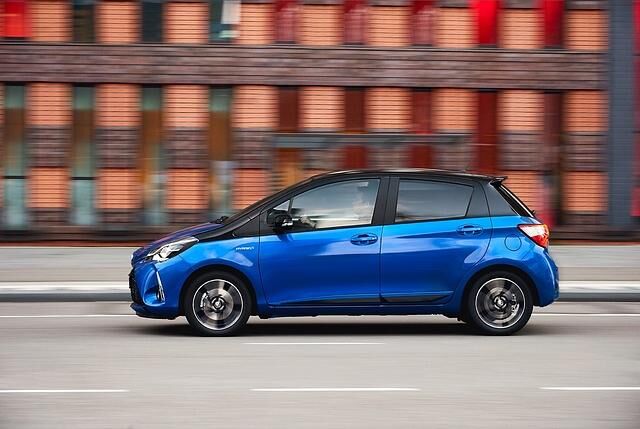 Wie bisher soll sich der Yaris Hybrid mit 3,3 bis 3,6 Liter Benzin auf 100 Kilometer bescheiden