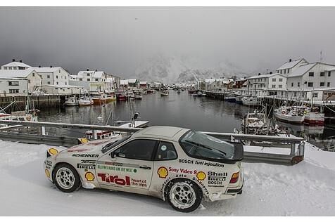 Der Porsche 944 Turbo \"Weltenbummler\" ist wie eine Litfaßsäule beklebt