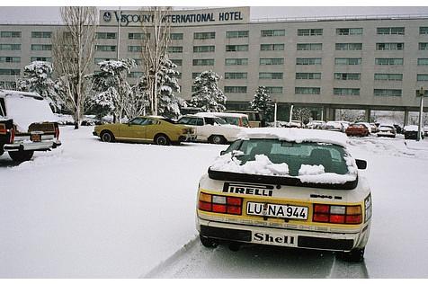 Schon damals musste sich der Porsche 944 durch Schnee kämpfen