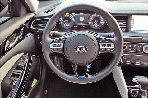 Das Cockpit des Kia K7.