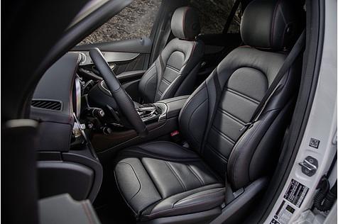 Mercedes AMG GLC 43 - bequeme Sportstühle vorn