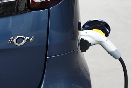 Ende 2010 kommt Peugeots E-Auto ion zu den 
Händlern - und wird ins Mietkonzept integriert.