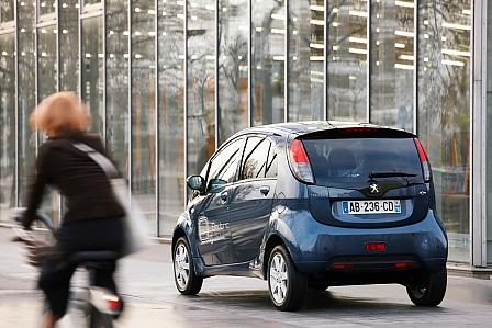 Ende 2010 kommt Peugeots E-Auto ion zu den 
Händlern - und wird ins Mietkonzept integriert.
