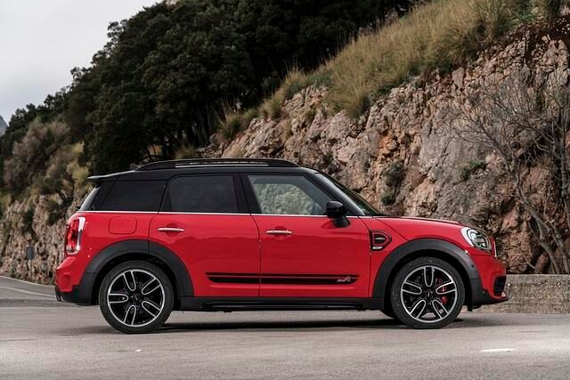 Serienmäßig wird der Mini Countryman JCW als Fünftürer angeboten
