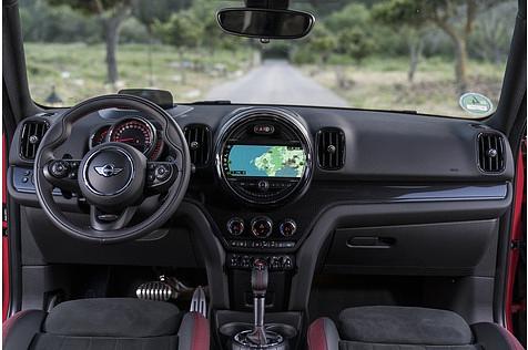 Das Cockpit des Mini John Cooper Works Countryman