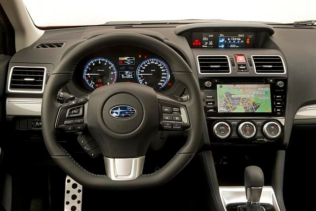 Der Levorg bietet einen modernen und aufgeräumten Arbeitsplatz. Das Lenkrad ist mit Schaltern ein wenig überfrachtet