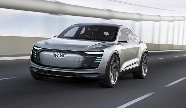 Ebenfalls SUV-Elemente und ein coupiertes Heck bietet die in Shanhai vorgestellte Audi-Studie E-Tron Sportback