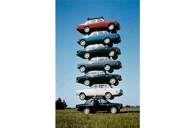 1966: Markteinführung des Volvo 144 mit Zwei-Kreis-Bremsanlage, Knautschzonen im vorderen und hinteren Bereich der Karosserie, Überrollbügel im Dach und Sicherheits-Türschlössern 