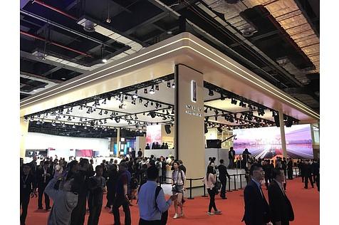 Wey Messestand - Cadillac lässt grüßen