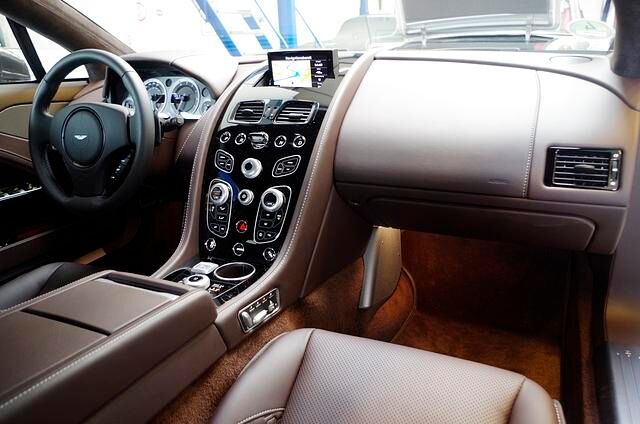 Der Innenraum ist typisch Aston Martin
