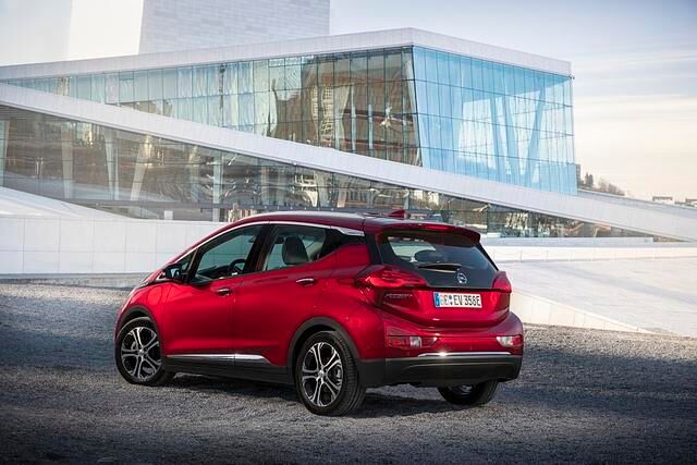 Prunkstück des Ampera-e ist die extra große Batterie. 60 kWh an Stromvorrat fasst sie, rund doppelt so viel wie bei den meisten Konkurrenten. 
