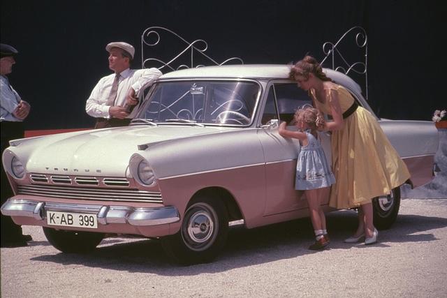 Ford Taunus 17 M P2 als zweitürige Limousine in der Basisausstattung