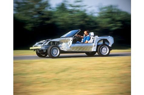 Der BMW Z1 ohne Kunststoff-Außenhaut bei einer Testfahrt