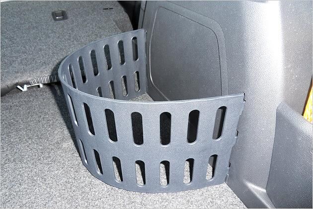 Ein Plastikteil hilft, Kleinteile an ihrem Platz zu halten