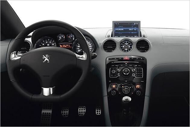 Das Cockpit des RCZ fällt sportlich-elegant aus