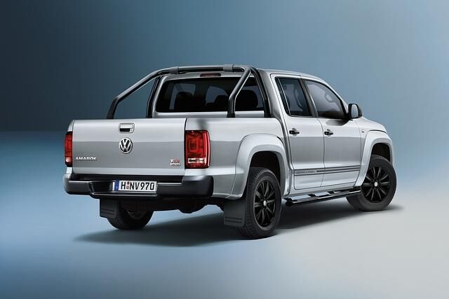 Das tritt mit vielen schwarzen Design-Elementen recht martialisch auf und kostet mit dem Einstiegs-Diesel (103 kW/140 PS) ab 36.271 Euro