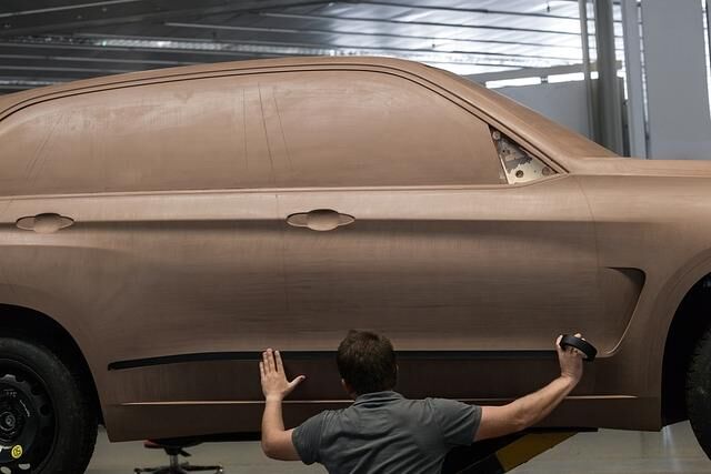 Die Modelle sind aus Clay, einem Industrieplastilin, das mit Schabern oder Klingen bearbeitet wird