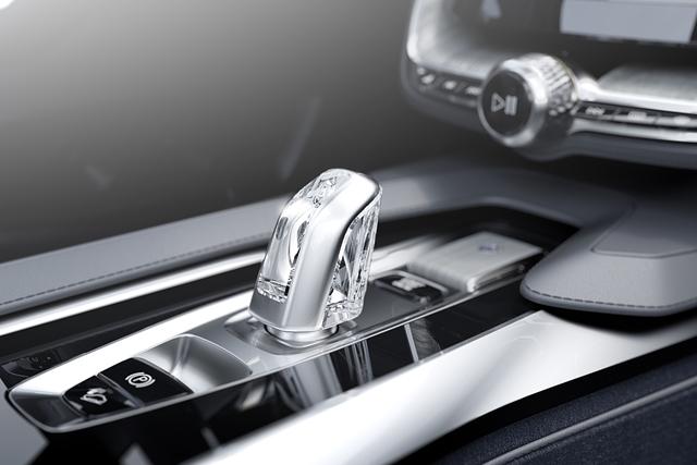 Der Wählhebel der Automatik ist aus Kristall