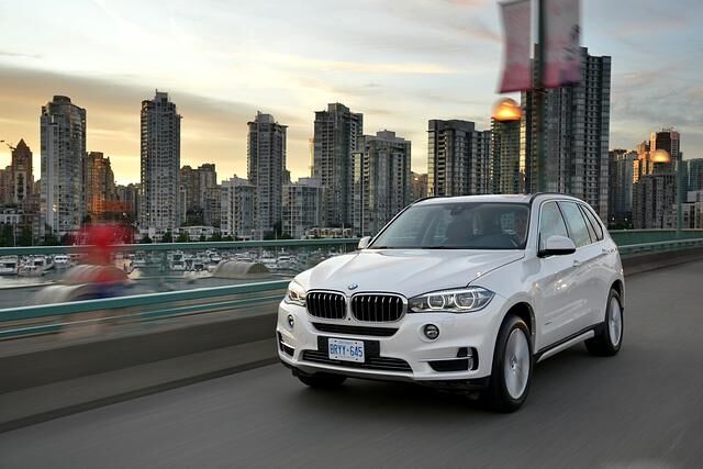 „Pure Excellence“ wirkt mit Unterfahrschutz und Radhauseinfassungen in Wagenfarbe und glänzenden Chrom-Elementen eleganter