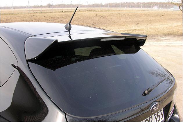 Der große Dachspoiler erhöht den Anpressdruck