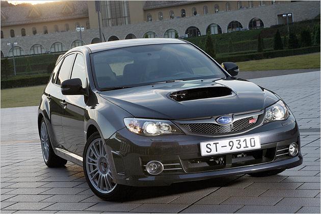 Besonderes Merkmal sind die großen Außenspiegel des WRX STI