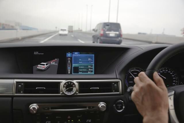 Das System AHDA verbindet eine so genannte kooperativ-adaptive Geschwindigkeitsregelung mit einer Fahrspursteuerung