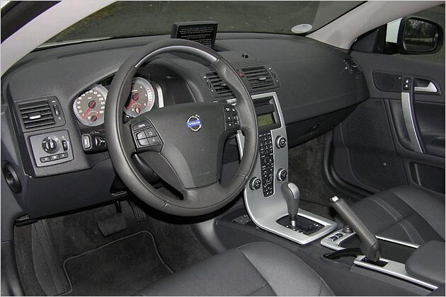 Typisch für Volvo ist die geschwungene Mittelkonsole mit vielen Tasten