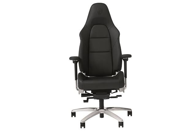 Der Chefsessel ist ein originaler Sportsitz aus dem Porsche 911