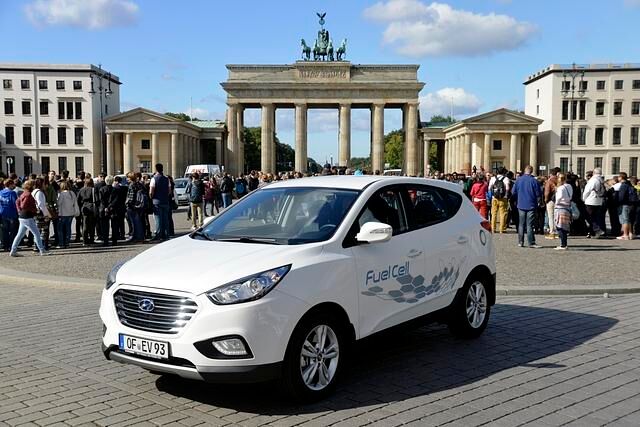 Auf den ersten Blick unterscheidet sich die Brennstoffzellen-Version von den konventionellen ix35-Varianten vor allem durch den markanten Kühlergrill