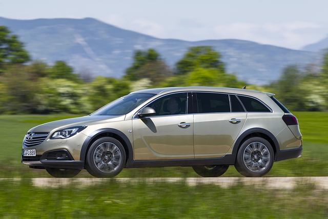 CountryTourer heißt die Modellvariante, die sich ab November zu Preisen von 36.990 Euro aufwärts mit schwarzen Plastikplanken, robusten Stoßfängern und ein paar Millimetern mehr Bodenfreiheit gegen...