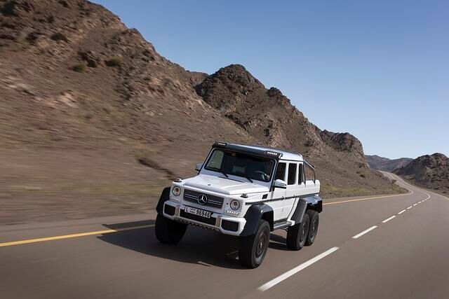 Während die Militärs mit einem eher schmächtigen Diesel Vorlieb nehmen mussten, erhalten die Privatkunden den Biturbo-V8