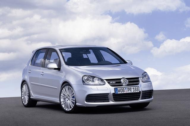Der VW Golf R32 - hier auf Basis des Golf V - brauchte für seine immense Kraft noch sechs Zylinder