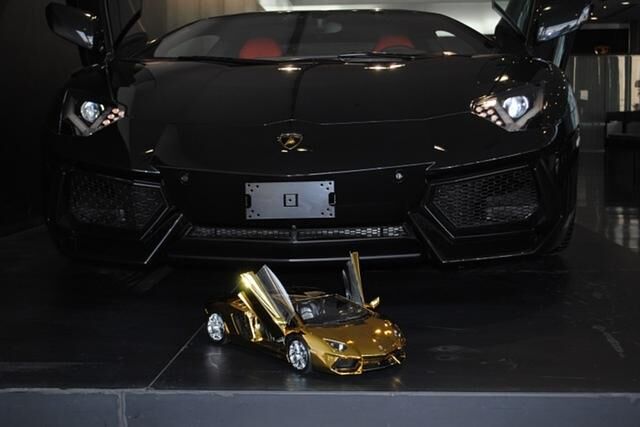 Ein vergoldeter Lamborghini Aventador, geschmückt mit Edelsteinen und Edelmetallen macht auf seiner Welt-Tour gerade Zwischenstopp in der größten Stadt der Vereinigten Arabischen Emirate.