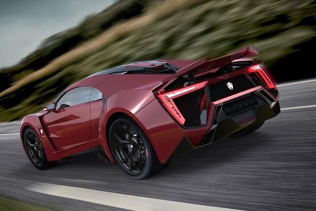 Angetrieben wird der arabische Supersportwagen von einem Mittelmotor mit sechs Zylindern, zwei Turboladern und 552 kW/750 PS Leistung.
