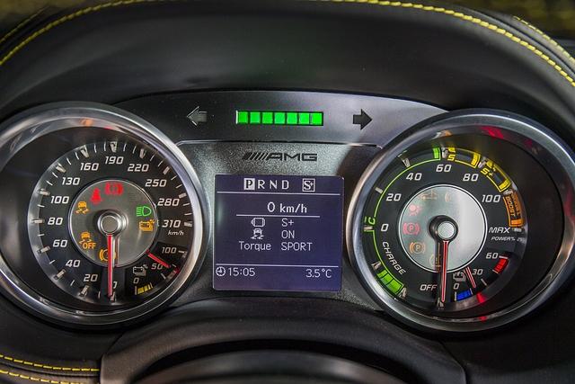 Und die 416.500 Euro machen den SLS electric drive zum teuersten Mercedes im gesamten Modellprogramm