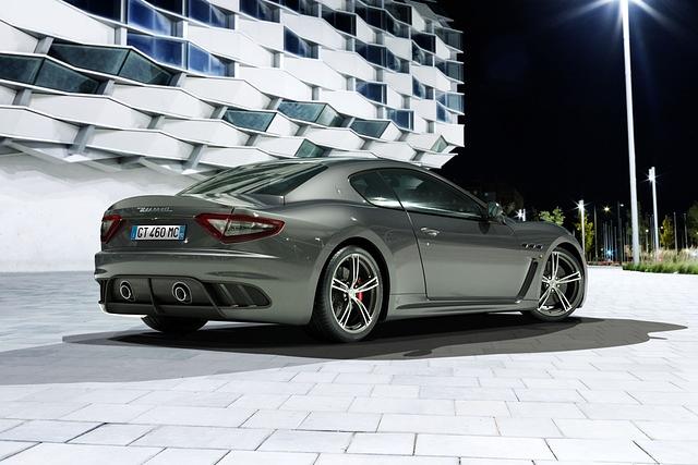 Den Antrieb übernimmt ein V8 mit 460 PS