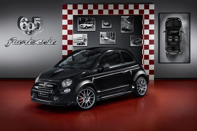 Der Abarth 695 Scorpione ist in zwei Farben lackiert: Schwarz und Mattschwarz