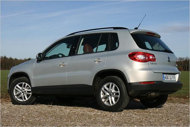 Den Wagen kennzeichnet eine robuste Offroad-Optik