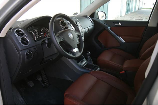 Rotes Leder verwöhnt uns im Testwagen
