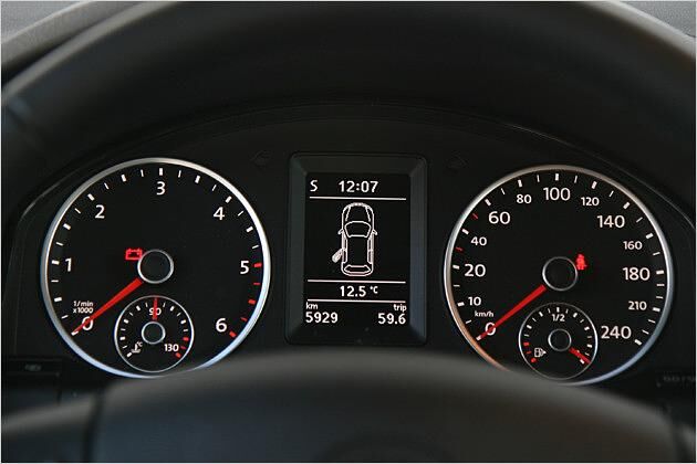 Zwischen den Uhren gibt es das große Display des Bordcomputers
