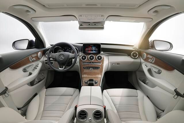 Im Innenraum haben sich die Designer die Architektur der Mercedes-Sportwagen zum Vorbild genommen