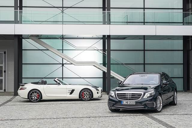 Der S 65 AMG wird von einem 6,0 Liter großen V12-Biturbobenziner angetrieben und kommt auf 463 kW/630 PS