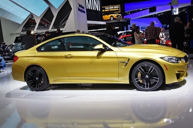 Gegen den Aufmarsch der Mercedes-Flotte zieht BMW die Sportkarte und präsentiert die neue M3- Limousine und das M4-Coupé.