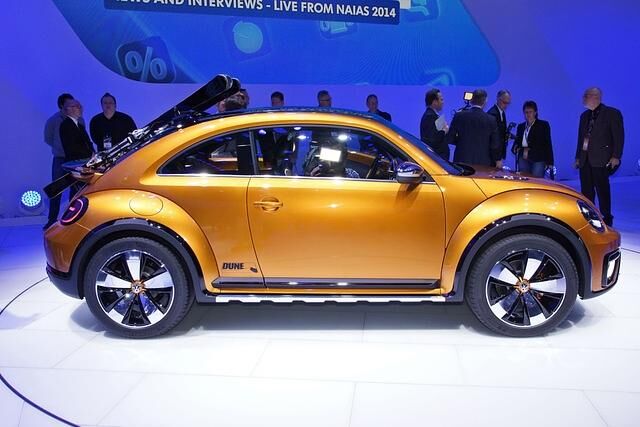 Wie BMW und Porsche zitiert auch Volkswagen die Vergangenheit und erinnert mit dem Beetle Dune an die Zeiten, als sich kalifornische Bastler auf Käfer-Basis ihre abenteuerlichen Buggies bastelten. 