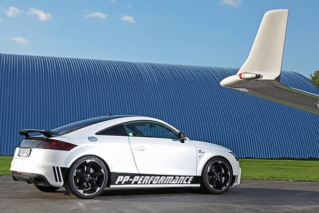 Der Synergieeffekt aus der Zusammenarbeit zweier Tuner lässt sich jetzt am Audi TT RS Black & White Edition begutachten.