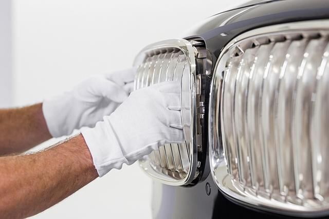 Beim 760Li Sterling sind nun zum Beispiel die BMW Niere oder die Zierleiste im Heck in Massivversilberung gefertigt