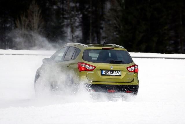 Im normalen Fahrbetrieb (Auto-Modus) treibt der S-Cross meist nur die Vorderräder an